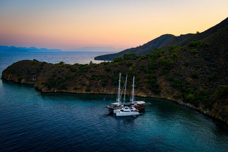 The Silent Service: Unobtrusive Hospitality and Authentic Crew Connection on a Turkish Gulet